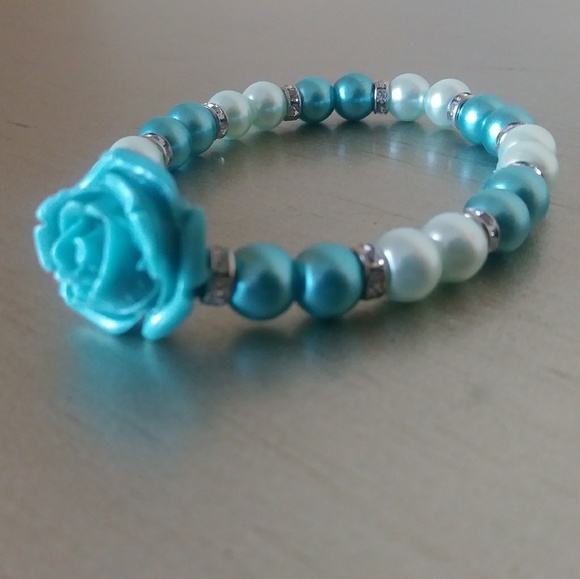 Handmade blue rose faux pearl bracelet - Picture 3 of 3